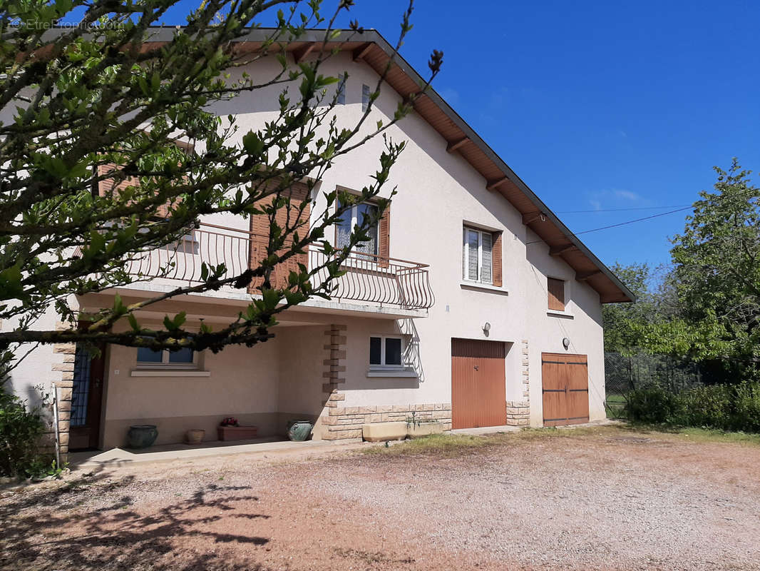 Maison à BAGE-LA-VILLE