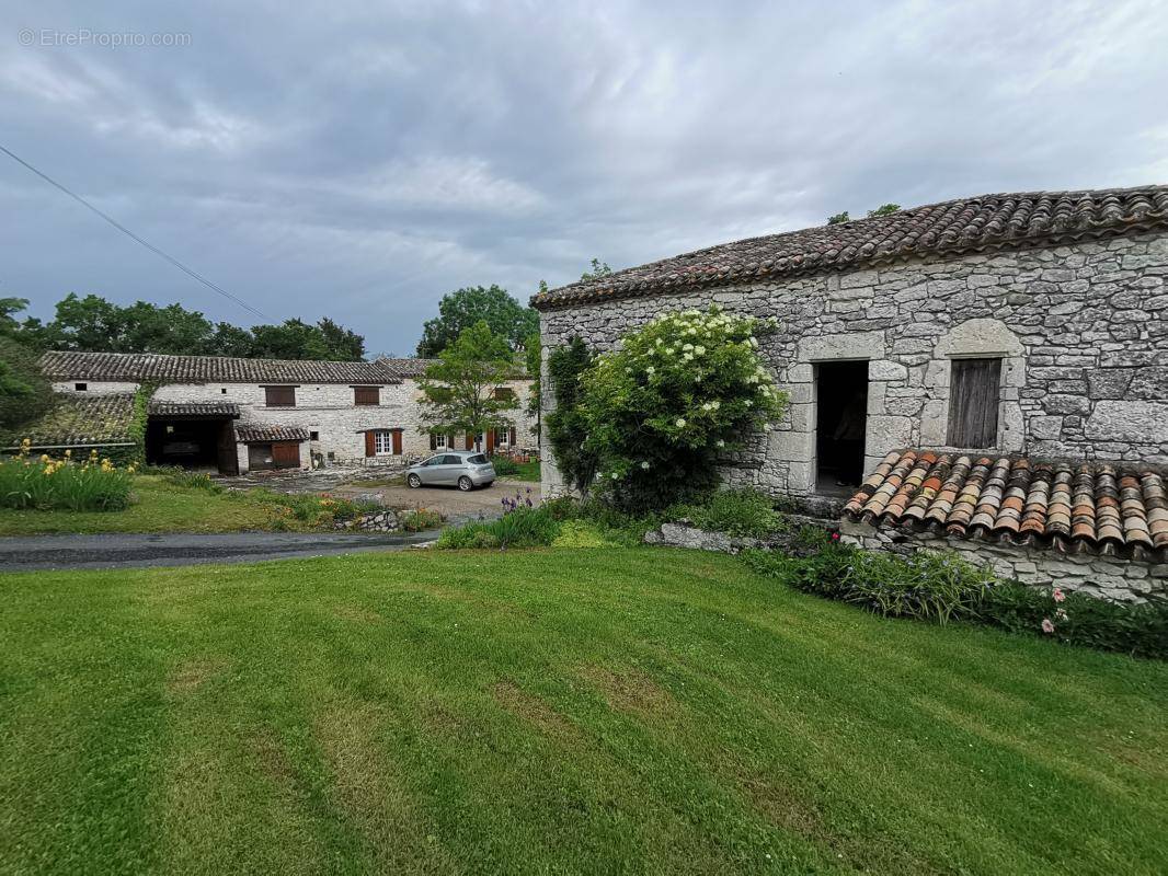 Maison à MONTAIGU-DE-QUERCY