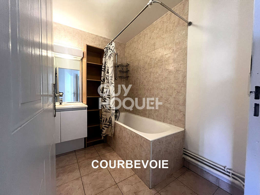 Appartement à COURBEVOIE