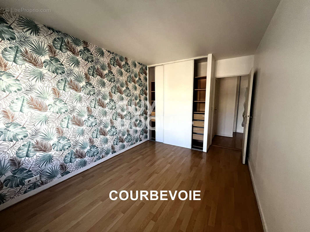 Appartement à COURBEVOIE