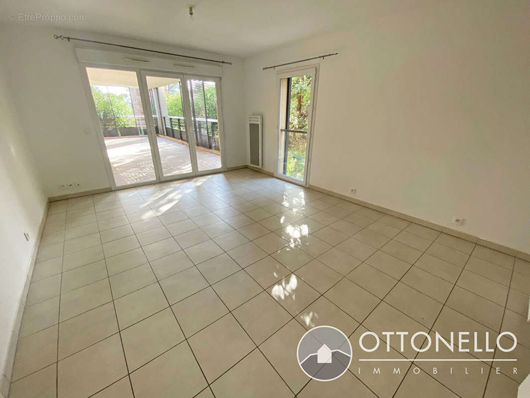 Appartement à ROQUEBRUNE-SUR-ARGENS