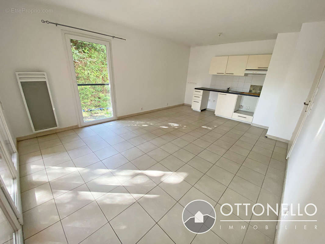 Appartement à ROQUEBRUNE-SUR-ARGENS