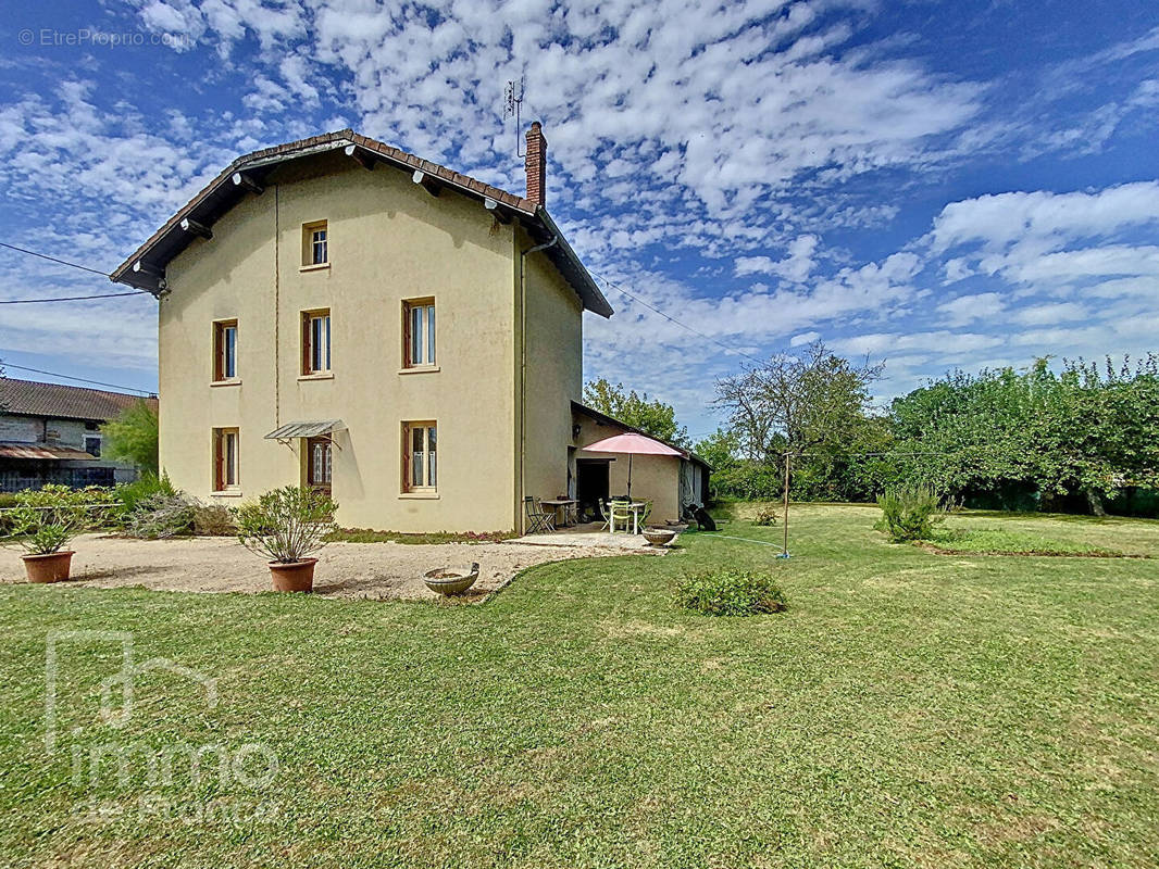 Maison à SAINT-JULIEN-SUR-REYSSOUZE