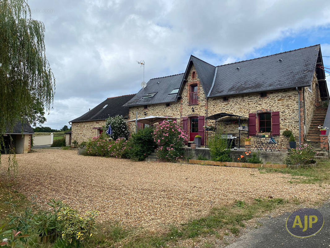 Maison à COMBREE