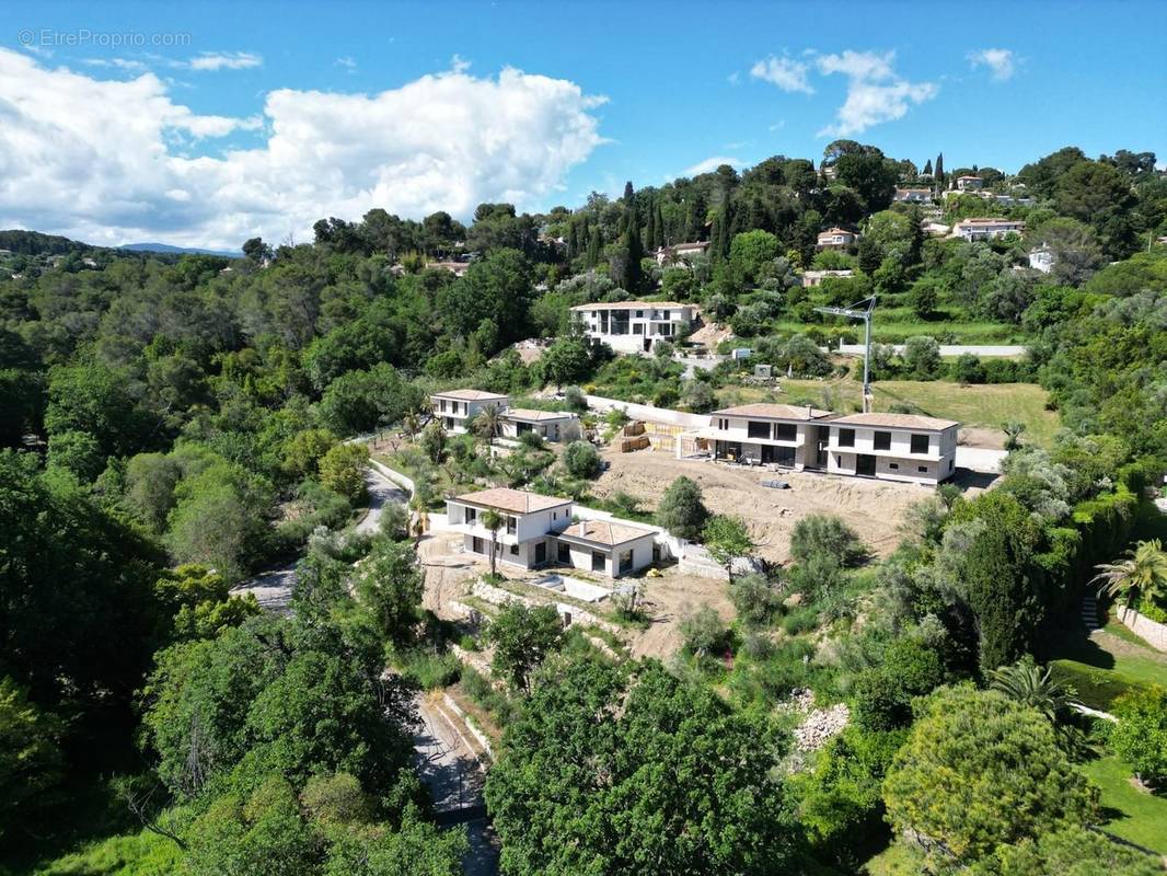 Terrain à MOUGINS