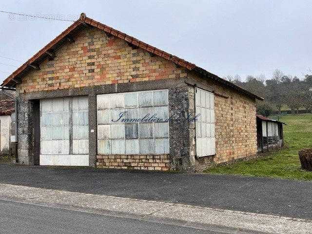 Appartement à VILLEBOIS-LAVALETTE