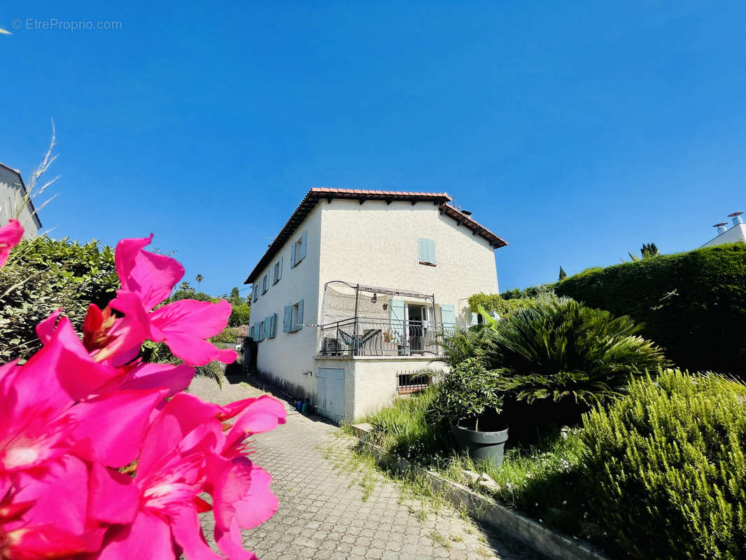 Appartement à MOUGINS