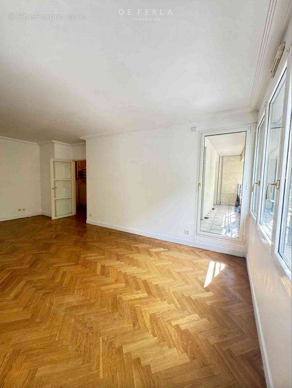 Appartement à PARIS-14E