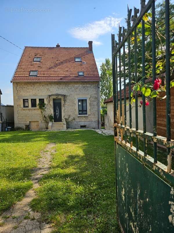 Maison à VAILLY-SUR-AISNE