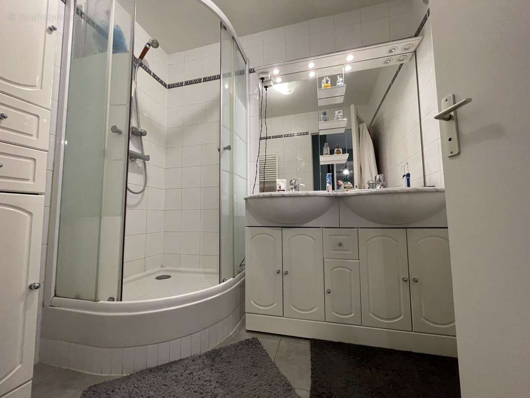 SALLE DE DOUCHE - Appartement à MONTIGNY-LE-BRETONNEUX