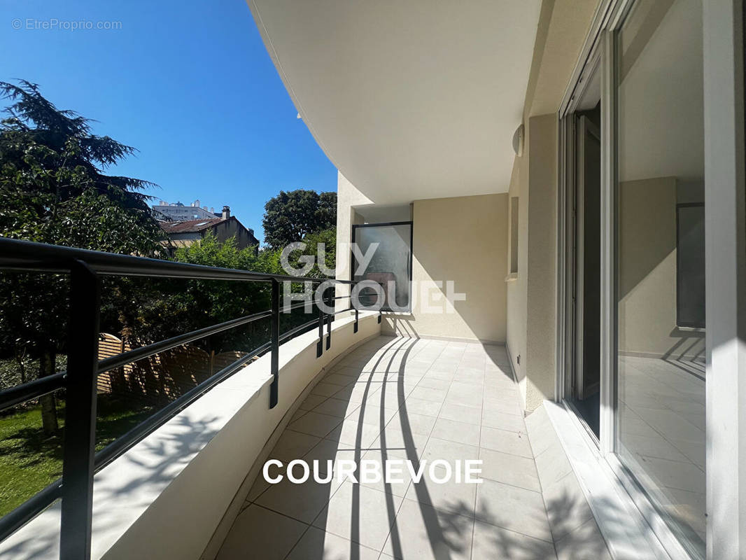 Appartement à COURBEVOIE