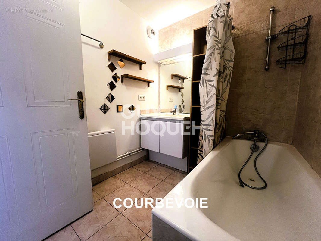 Appartement à COURBEVOIE