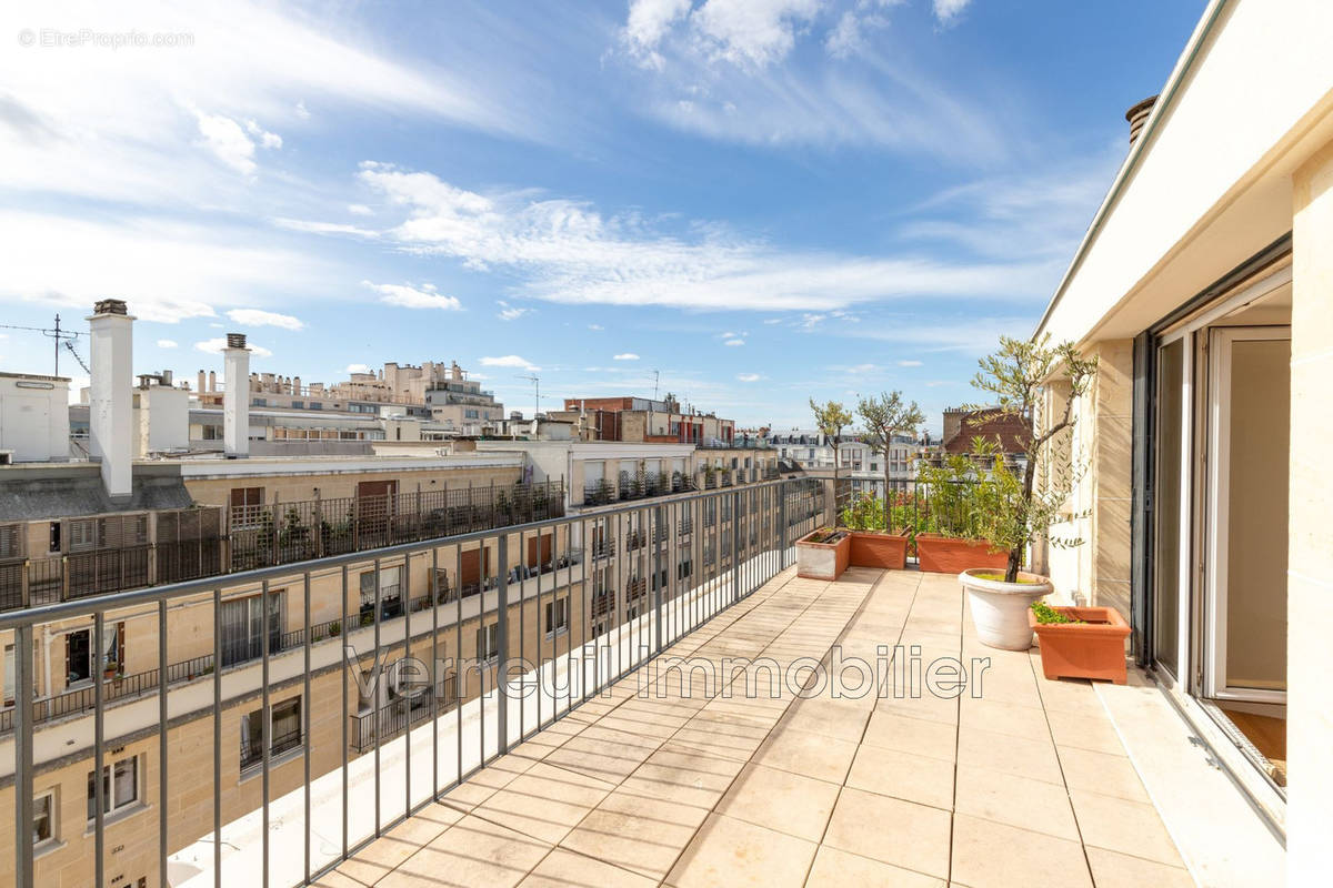 Appartement à PARIS-17E