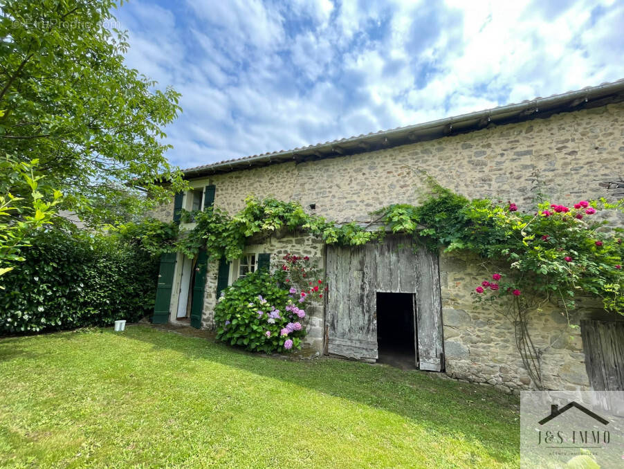 Maison à LES SALLES-LAVAUGUYON