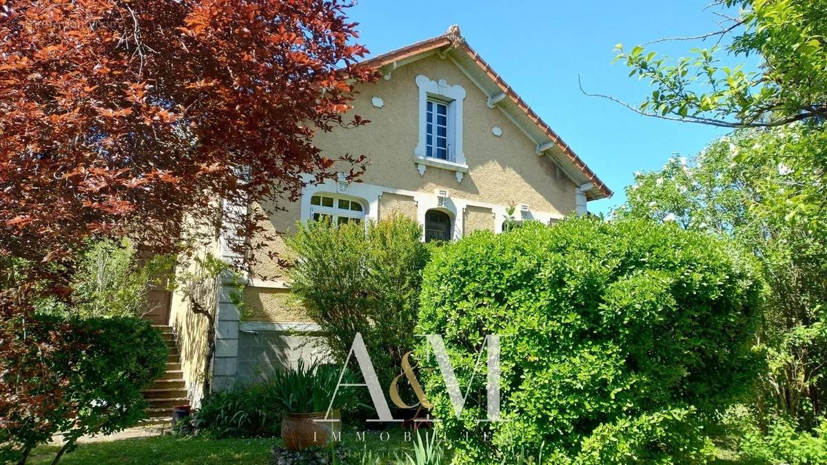 Maison à RUELLE-SUR-TOUVRE