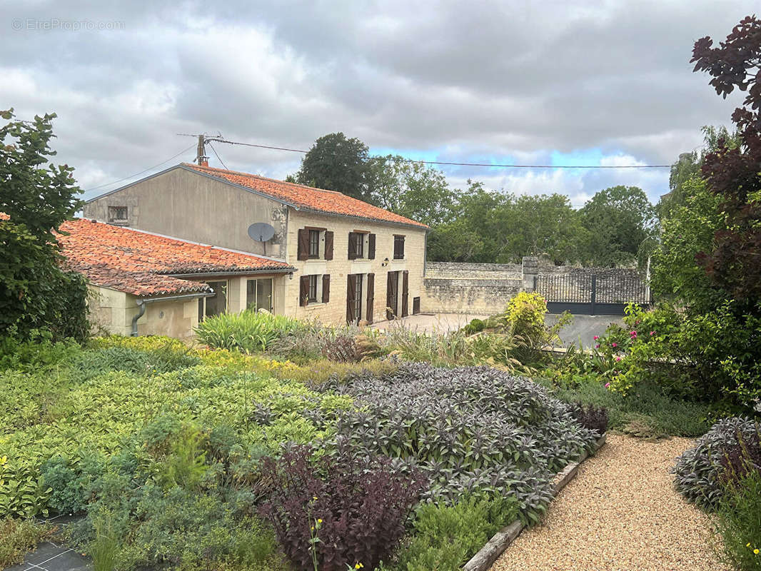 Maison à LES TROIS-MOUTIERS