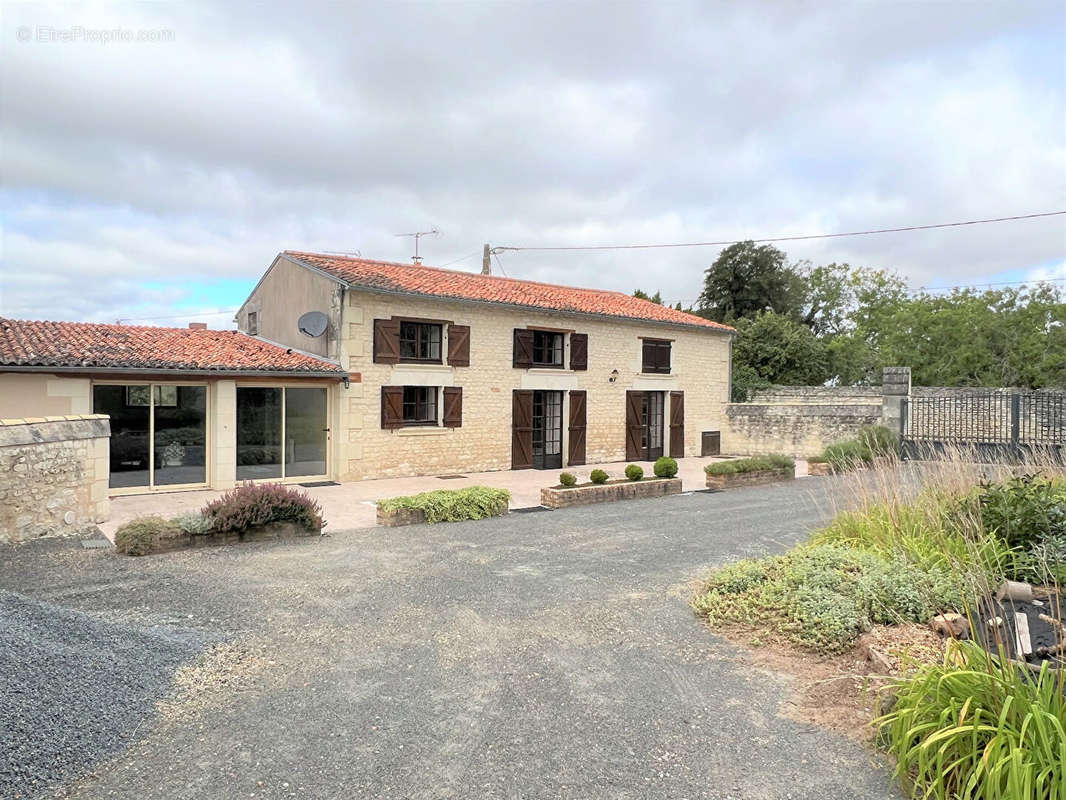 Maison à LES TROIS-MOUTIERS