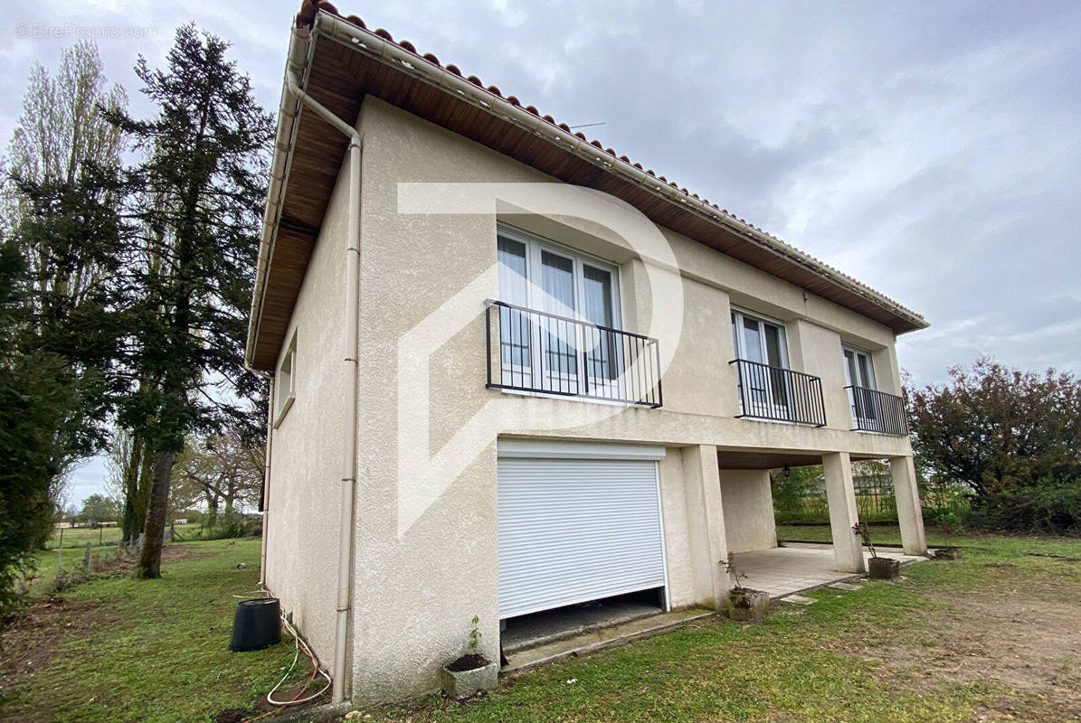 Maison à LA ROCHE-CHALAIS