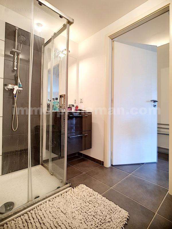 APPARTEMENT_T2_CRANVES-SALES_CENTRE_NEUF_PROCHE FRONTIERE_TRAM_GENEVE_FRONTALIERS_IMMO PROLEMAN_IMMOBILIER_ANNEMASSE_VUE-DEGAGEE_GENEVE_TRAM_CEVA_SALON_douche_italienne - Appartement à CRANVES-SALES