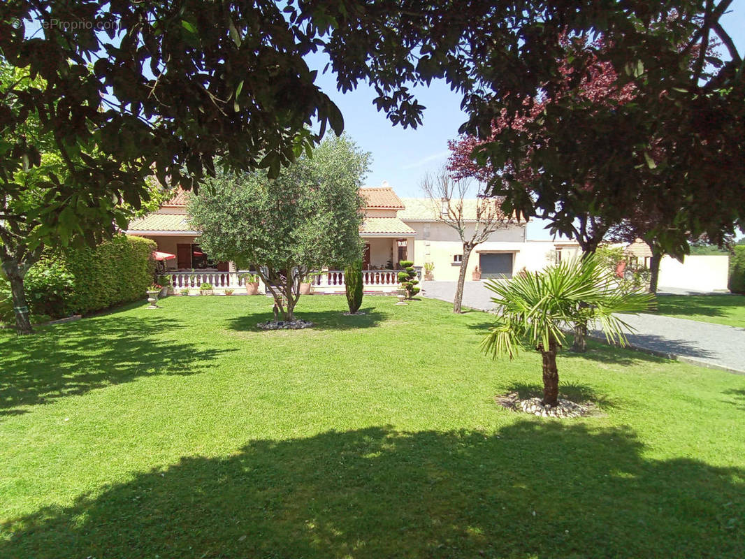 FACADE ET JARDIN - Maison à CHALLIGNAC