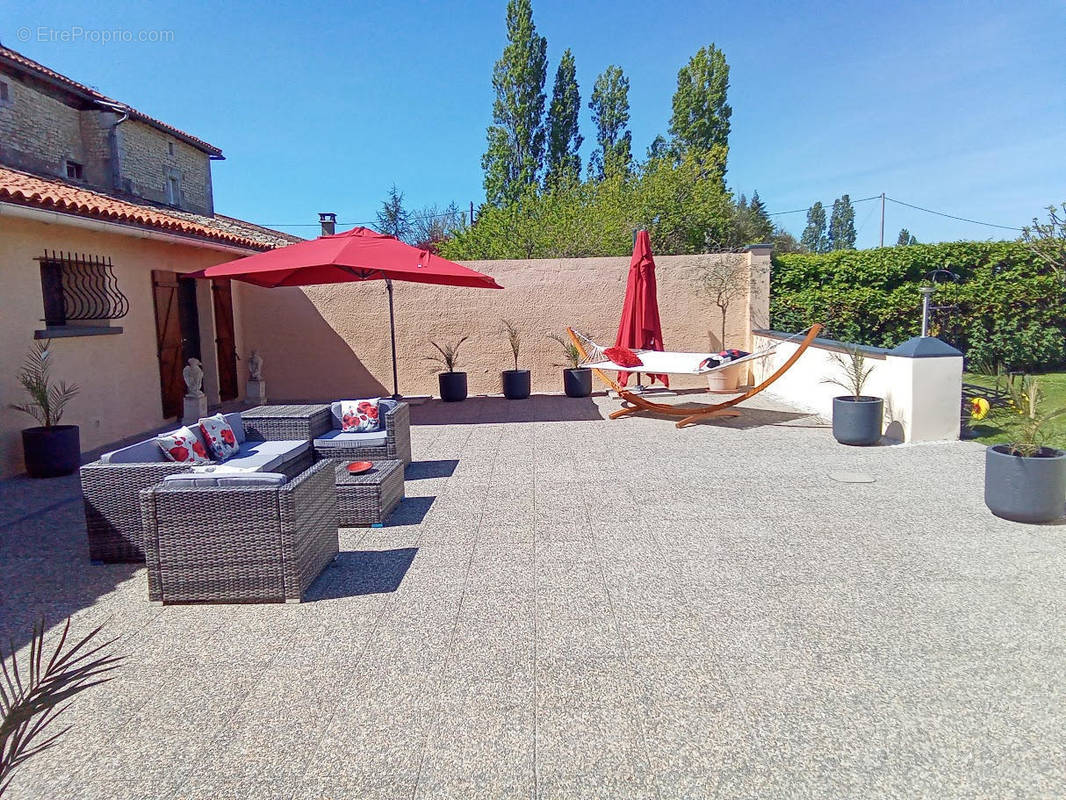 TERRASSE ARRIERE - Maison à CHALLIGNAC