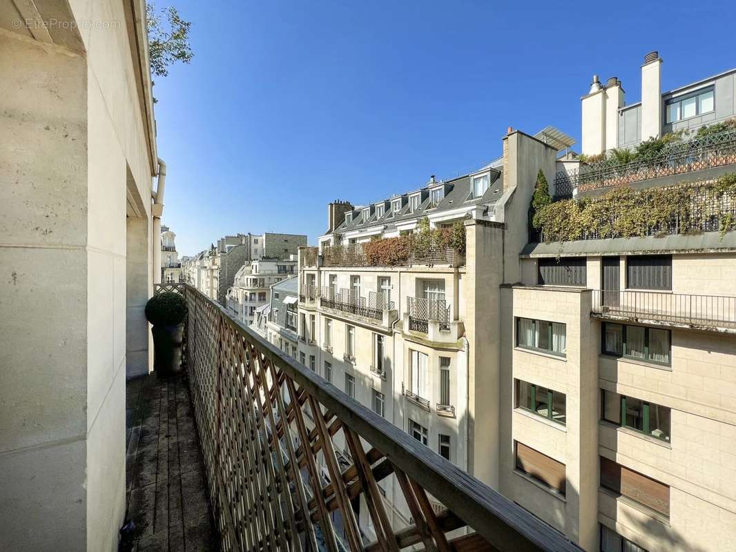 Appartement à PARIS-16E