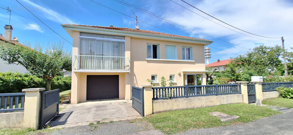 Maison à SAINT-DENIS-LES-BOURG