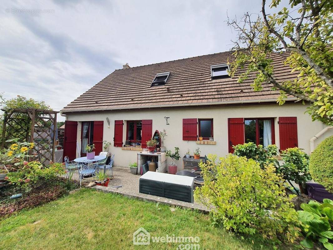 Une grande terrasse avec une vue sur le jardin sans vis à vis. - Maison à ECUELLES