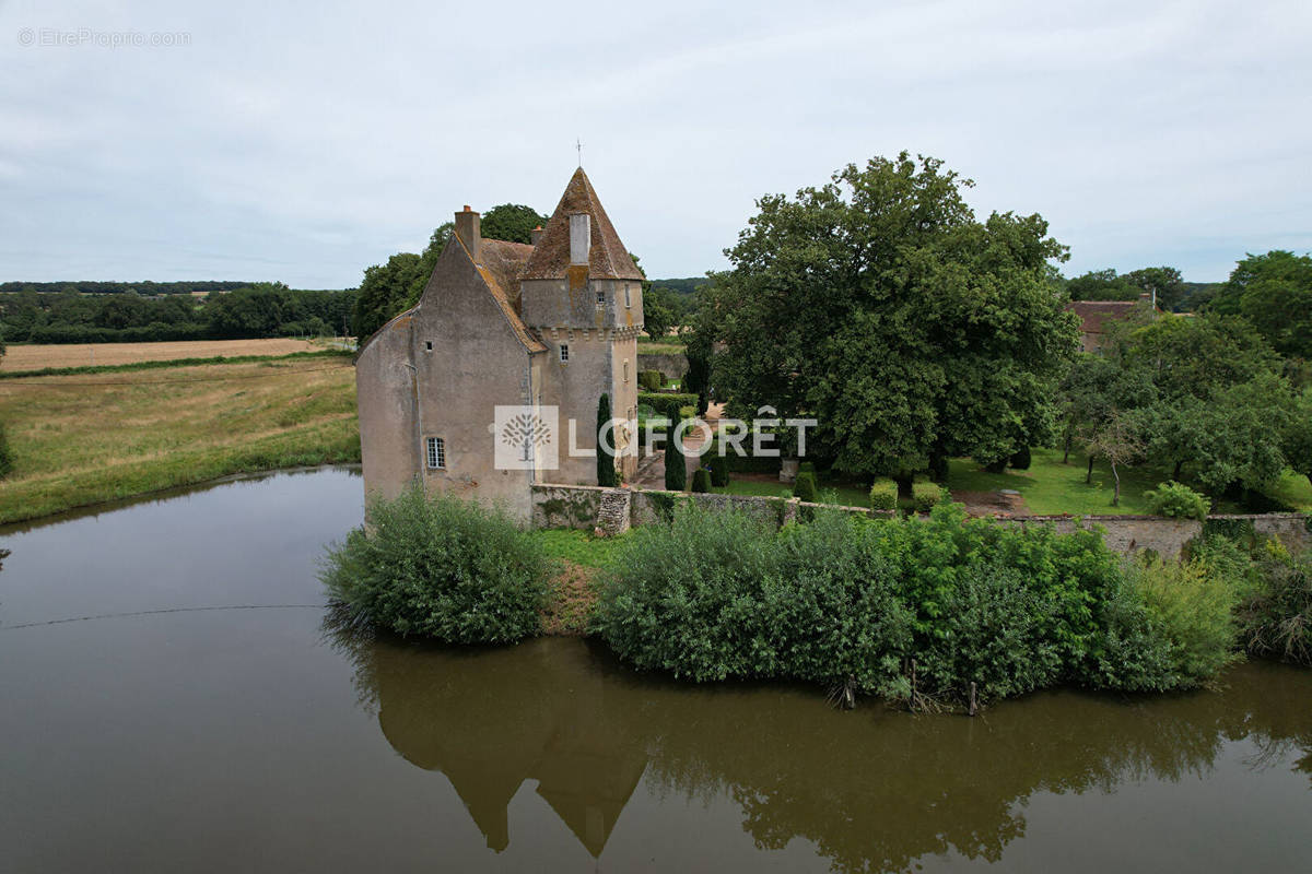 Maison à AINAY-LE-CHATEAU