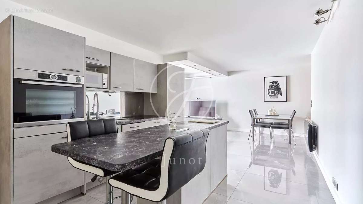 Appartement à NEUILLY-SUR-SEINE