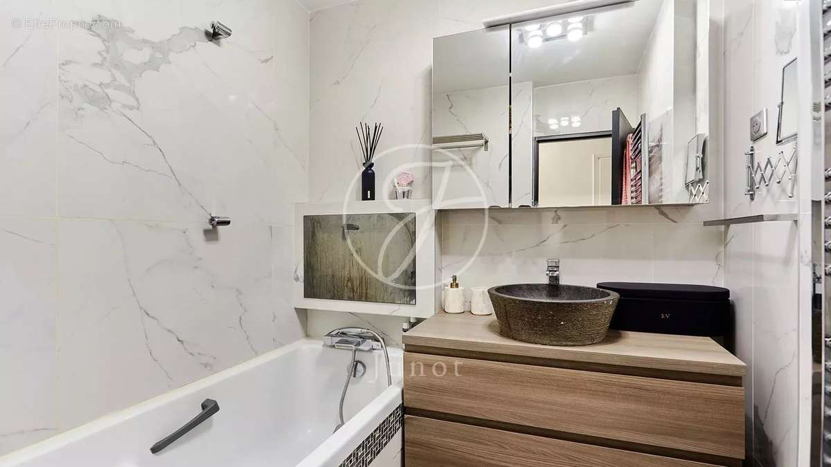 Appartement à NEUILLY-SUR-SEINE