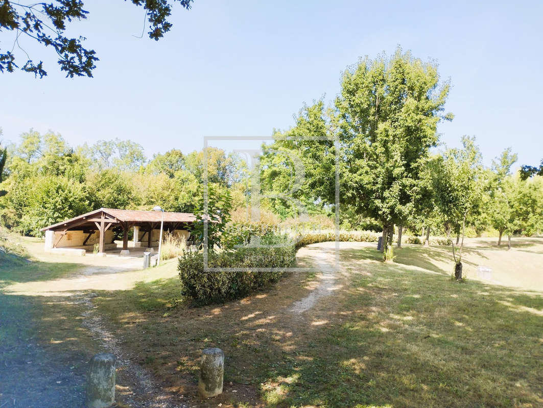 espace vert avec lavoir au bout de  l&#039;impasse - Maison à BLIS-ET-BORN