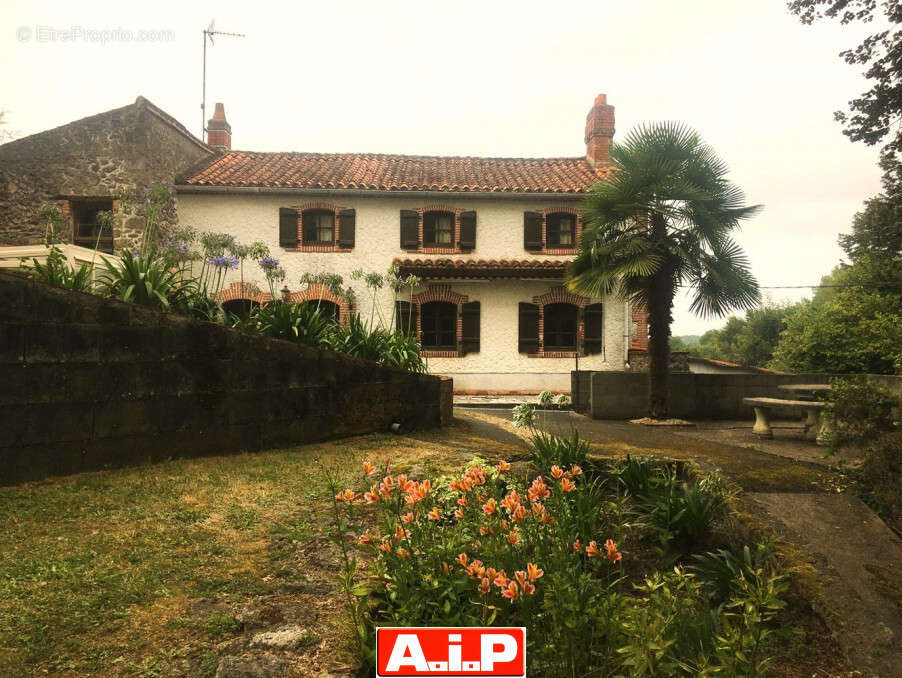 Maison à POUZAUGES