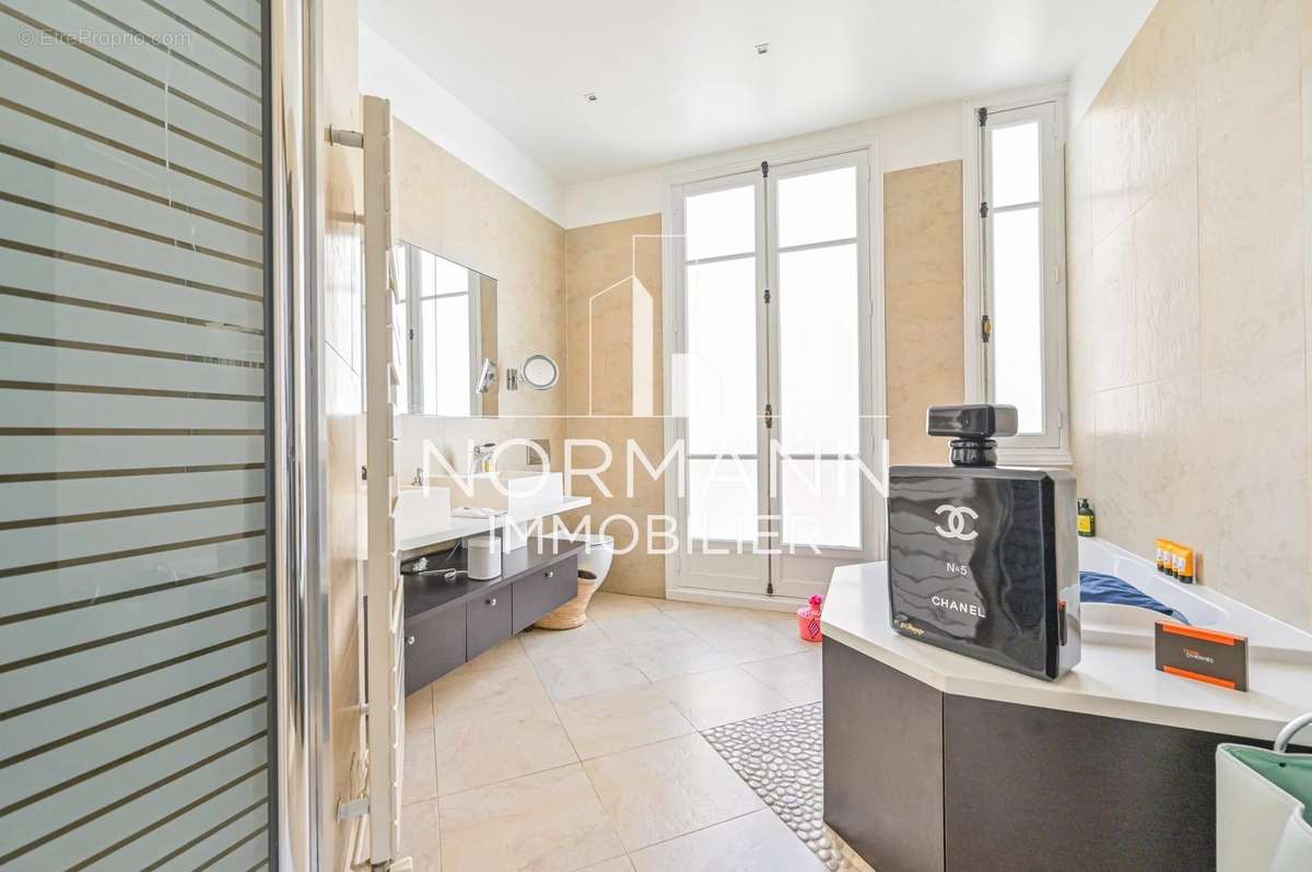 Appartement à PARIS-17E