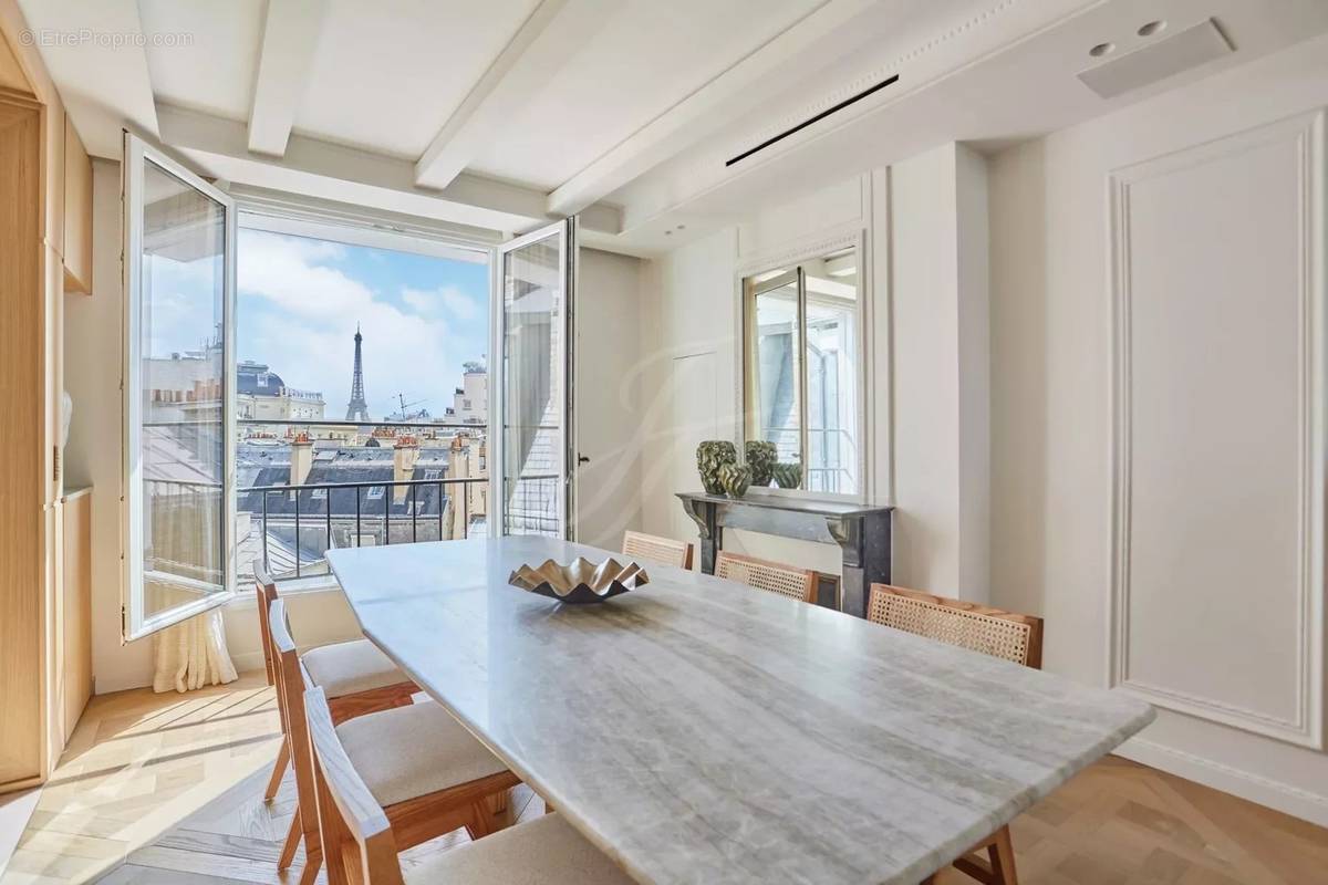 Appartement à PARIS-8E