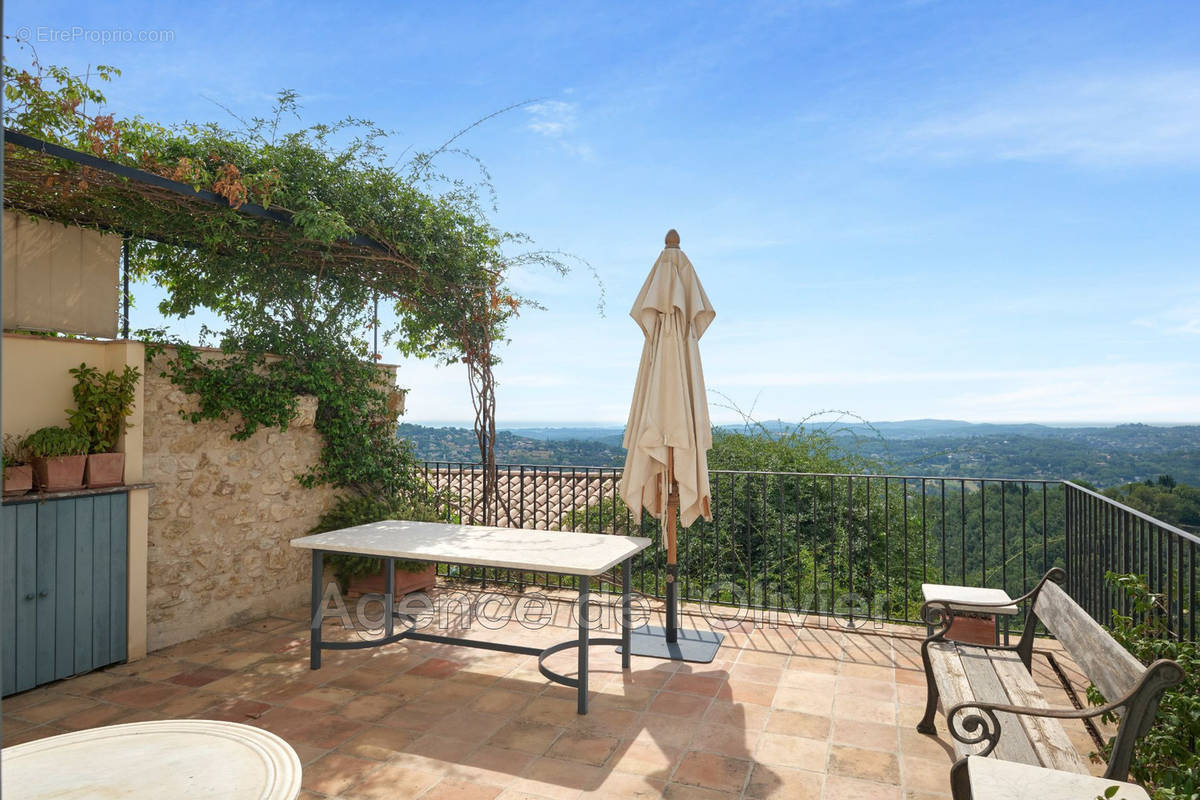 Maison à CHATEAUNEUF-GRASSE