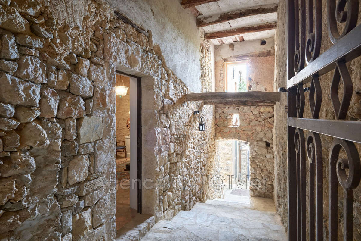 Maison à CHATEAUNEUF-GRASSE