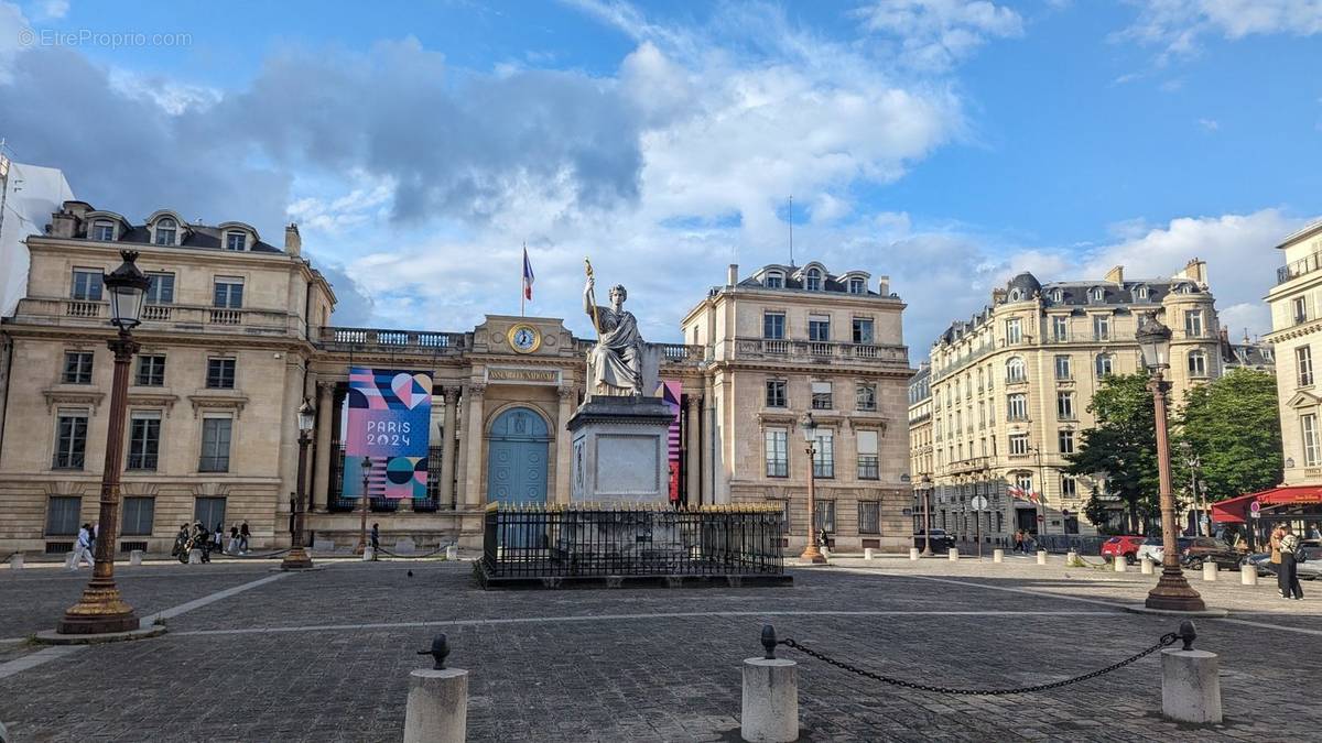 Autre à PARIS-7E