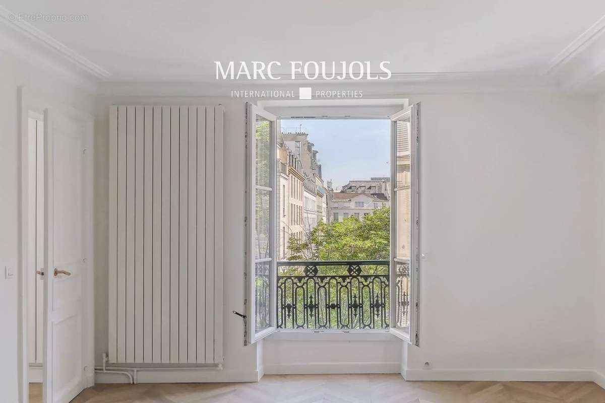 Appartement à PARIS-1E