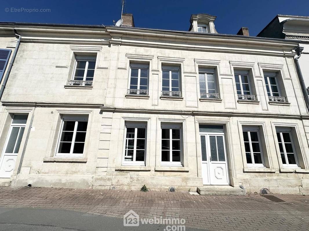 Maison bourgeoise en pierres - Maison à BRUYERES-ET-MONTBERAULT