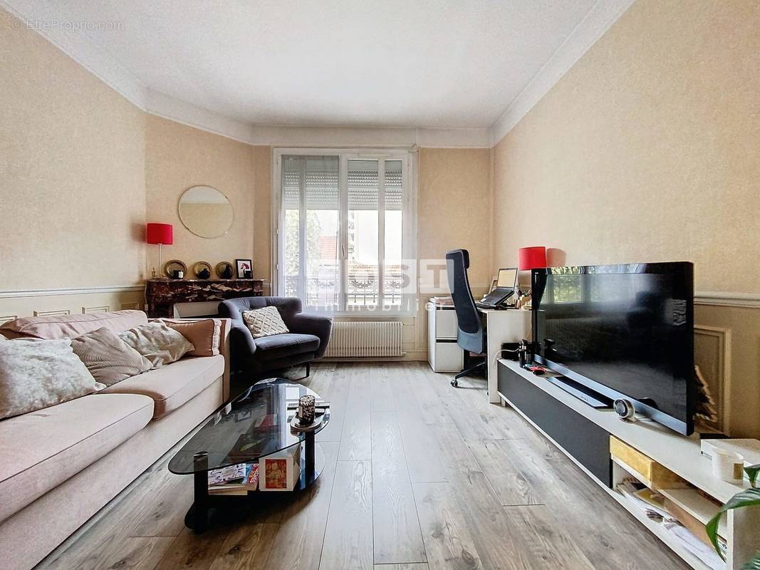 Appartement à COURBEVOIE