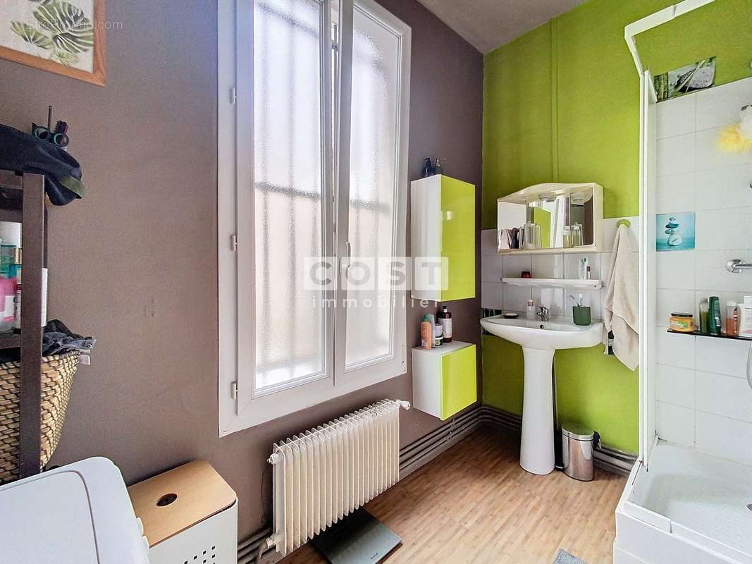 Appartement à COURBEVOIE