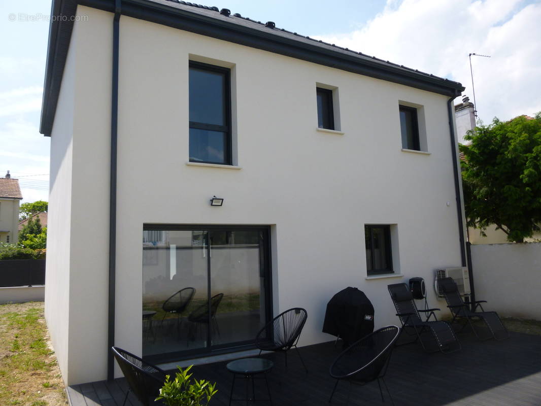 façade avec terrasse - Maison à SAINT-GRATIEN