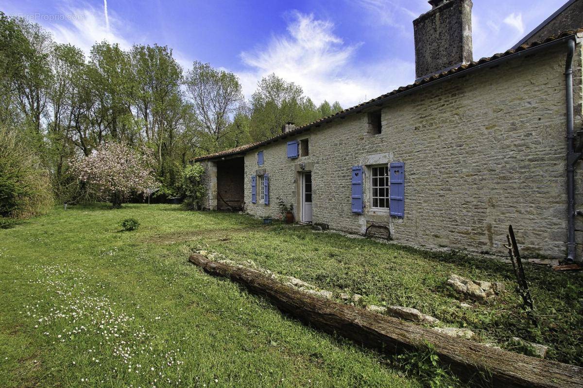 Maison à DAMPIERRE-SUR-BOUTONNE