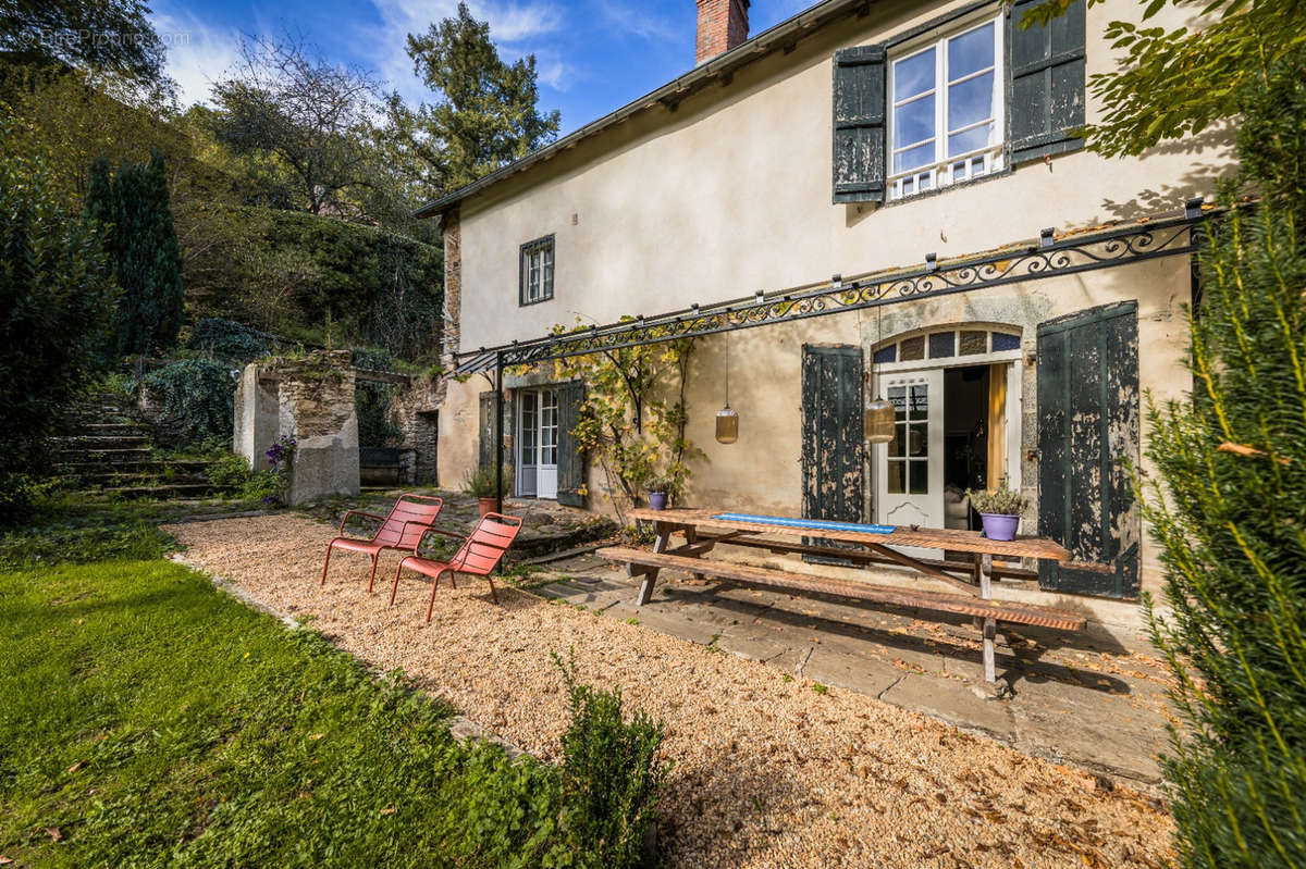 Maison à SEGUR-LE-CHATEAU