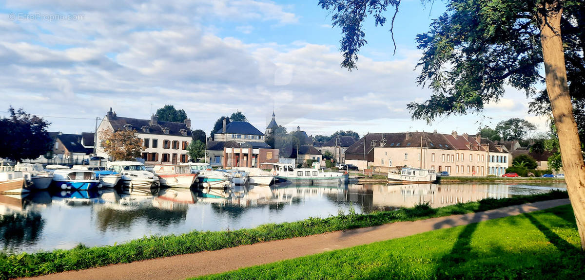 Terrain à BRIENON-SUR-ARMANCON