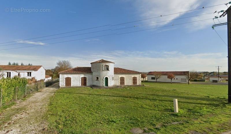 Maison à BARBEZIEUX-SAINT-HILAIRE