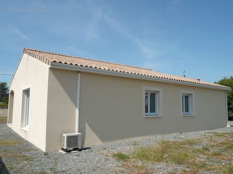 Maison à ROULLET-SAINT-ESTEPHE