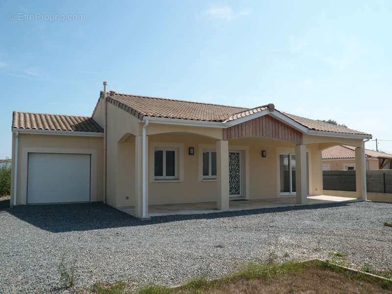 Maison à ROULLET-SAINT-ESTEPHE