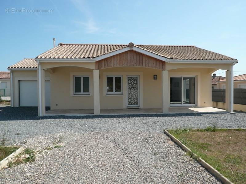 Maison à ROULLET-SAINT-ESTEPHE